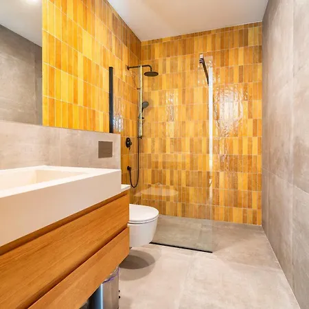 Jerry's Palace - Modern Close To The *