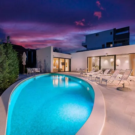 Jerry's Palace - Modern Close To The Srima