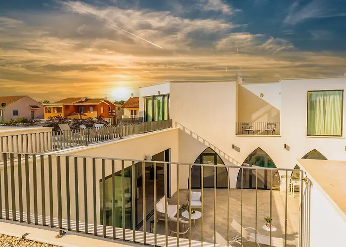 Jerry's Palace - Modern Close To The